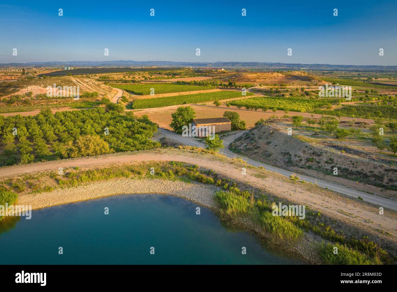 Vista aerea dei campi irrigati intorno al bacino idrico di Bassella e della zona di Tossal de l'Infern, vicino a Miralcamp (Pla d'Urgell, Lleida, Catalogna, Spagna) Foto Stock