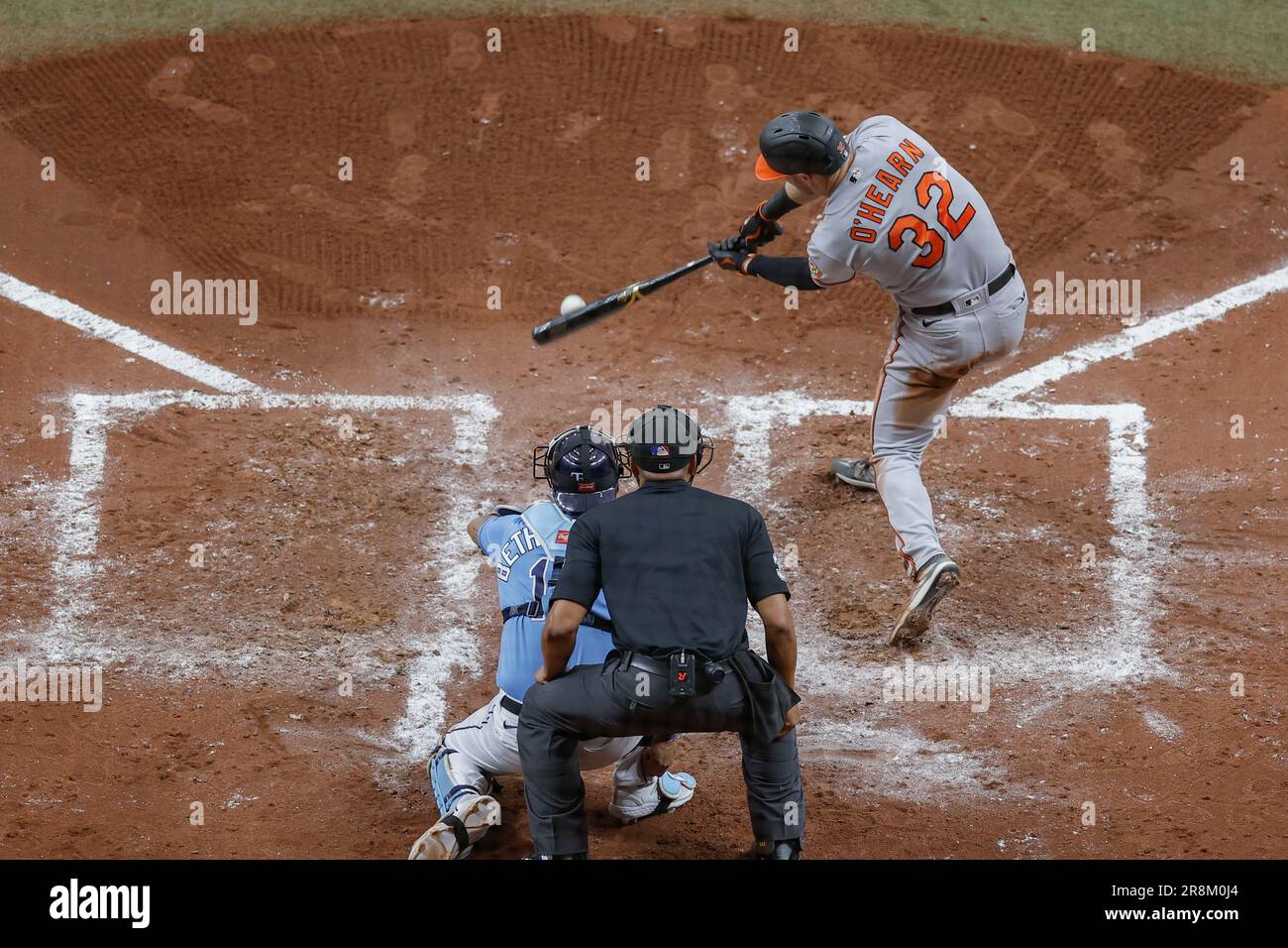 St Petersburg, FL USA; il primo bassman di Baltimora Orioles Ryan o'Hearn (32) colpisce una palla alla seconda base durante una partita di MLB contro i raggi di Tampa Bay Foto Stock