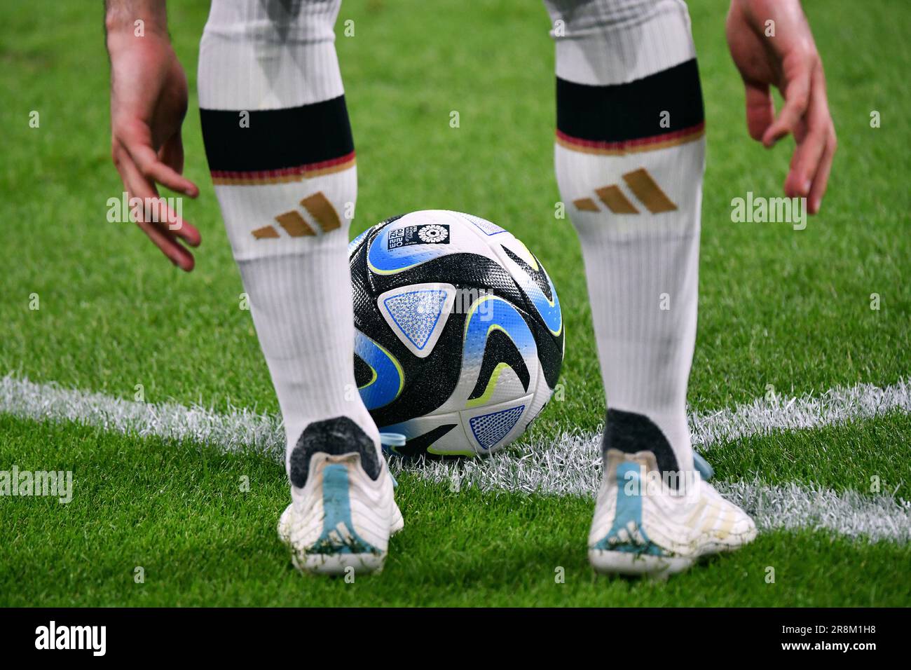 Partita amichevole internazionale, Veltins Arena Gelsenkirchen: Germania contro Colombia; il giocatore tedesco mette il pallone ufficiale per Euro 2024 in un angolo Foto Stock