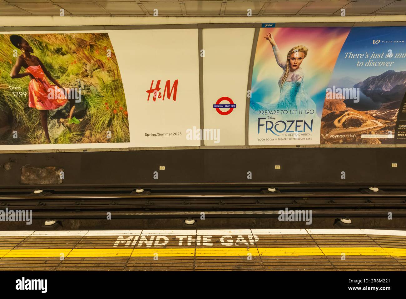 Inghilterra, Londra, metropolitana di Londra, piattaforma sotterranea con Mind the Gap Sign Foto Stock