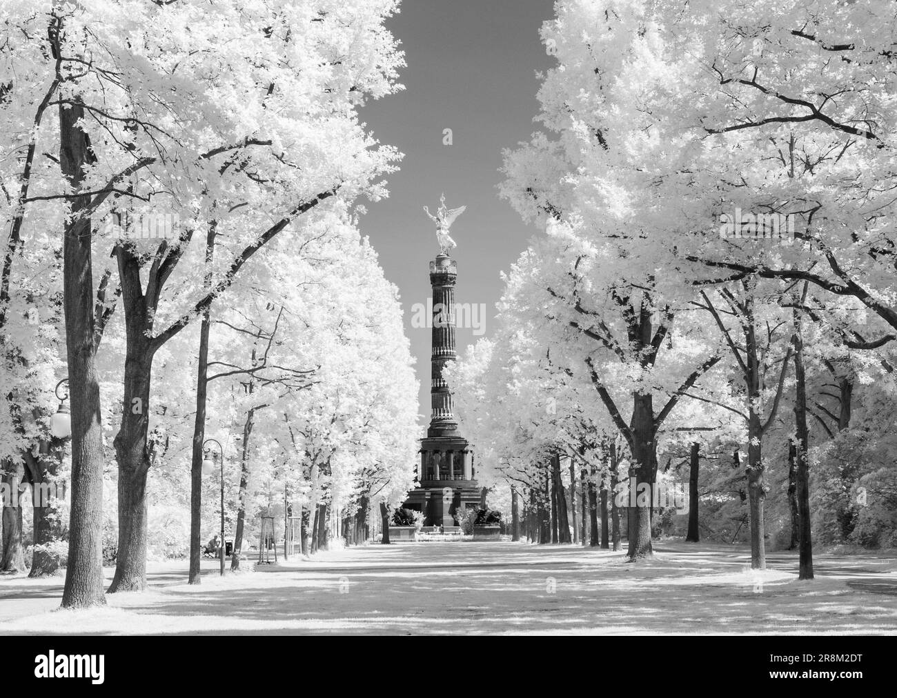 Siegessaeule colonna della vittoria tedesca nel parco Tiergarten, Berlino, in infrarosso bianco e nero Foto Stock
