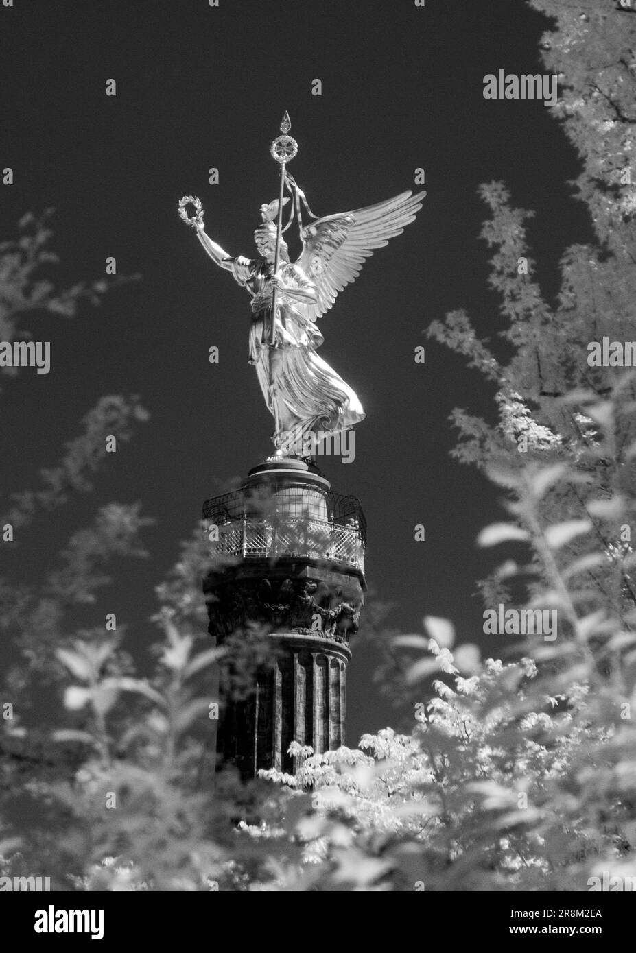 Siegessaeule colonna della vittoria tedesca nel parco Tiergarten, Berlino, in infrarosso bianco e nero Foto Stock
