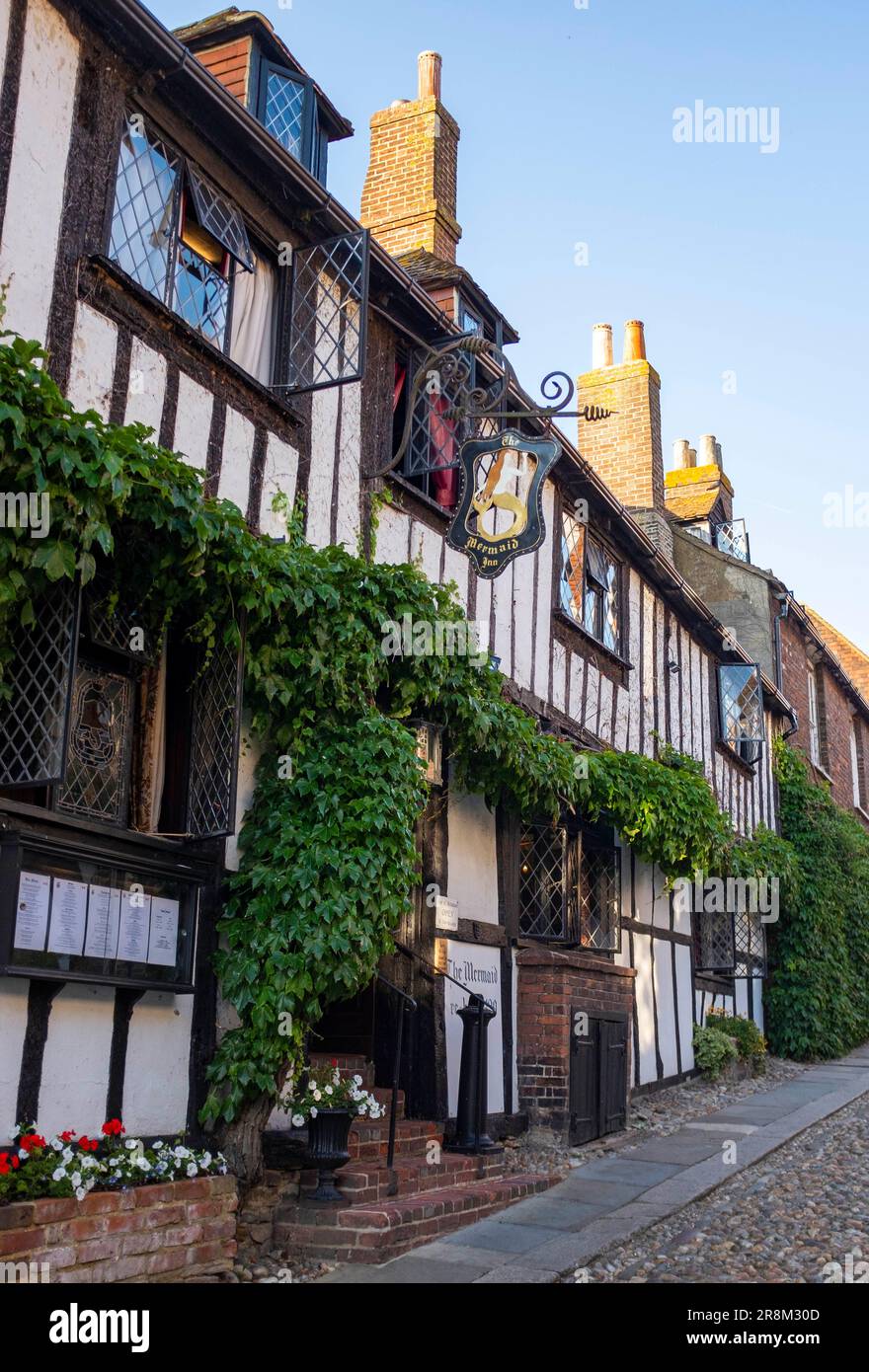 Rye East Sussex , Inghilterra Regno Unito - il famoso hotel e ristorante Mermaid Inn di 600 anni fa Foto Stock