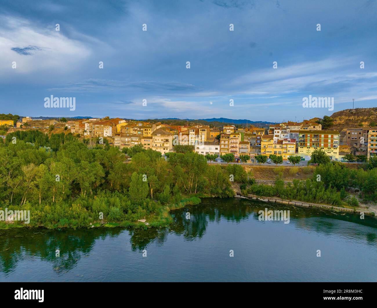 Vista aerea del villaggio di Flix vicino al fiume Ebro (Ribera d'Ebre, Tarragona, Catalogna, Spagna) ESP: Vista aérea del pueblo de Flix y Río Ebro Foto Stock