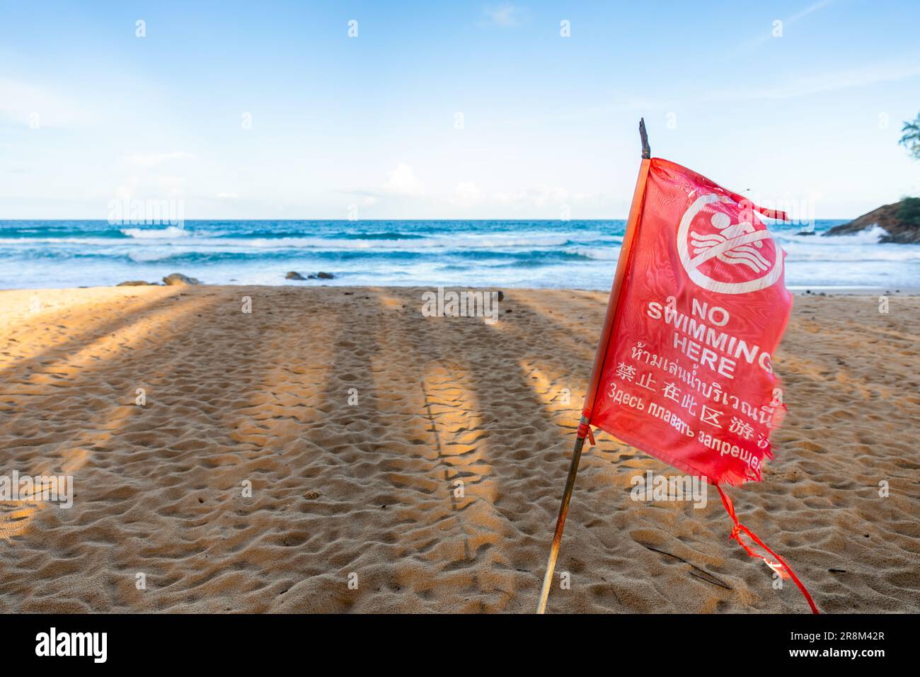 Attenzione particolare alla bandiera rossa per avvertire di non nuotare a causa della pericolosa zona della spiaggia. Foto Stock