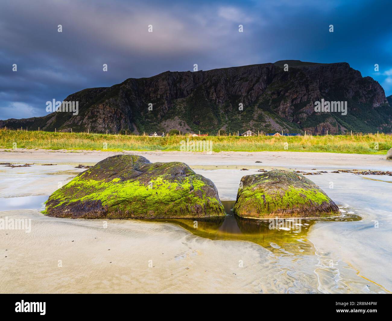 Nuvole temporalesche sulla spiaggia sabbiosa Foto Stock