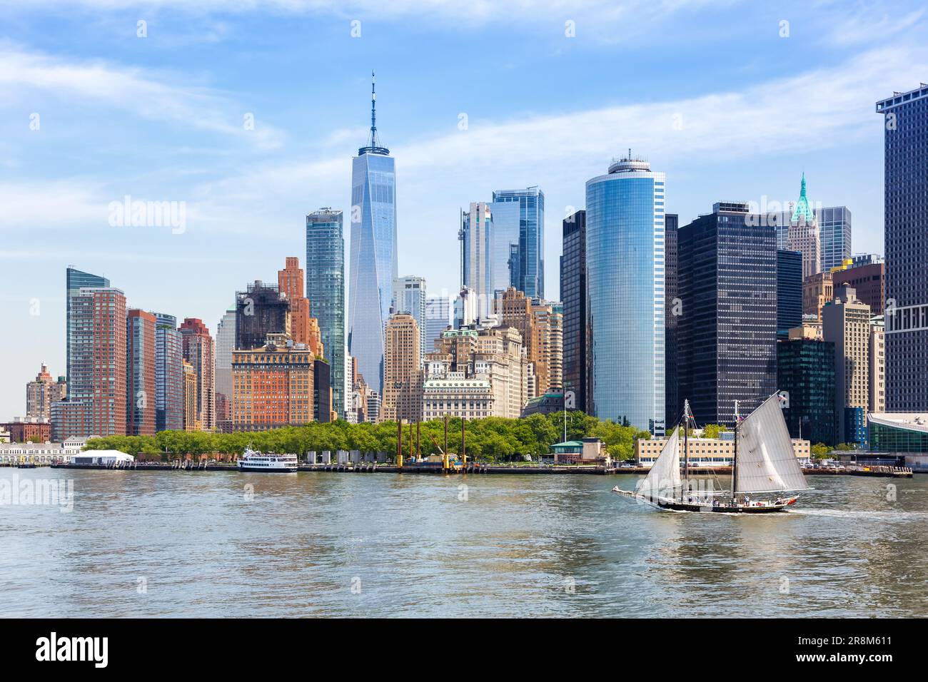 New York City skyline di Manhattan con il grattacielo del World Trade Center e la nave a vela che viaggiano negli Stati Uniti Foto Stock