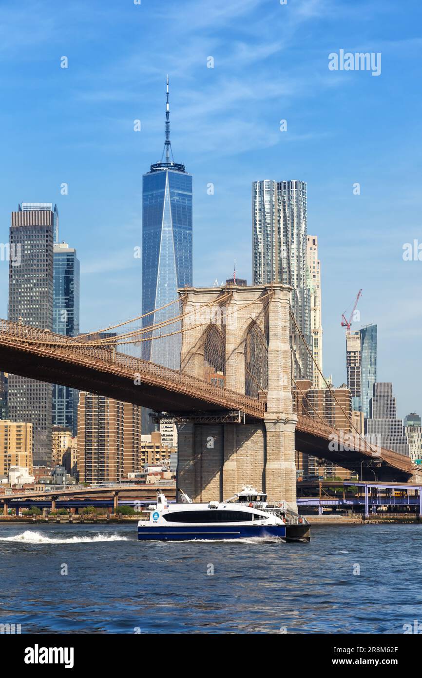 New York City skyline di Manhattan con Ponte di Brooklyn, World Trade Center grattacielo e traghetto ritratto formato viaggiare negli Stati Uniti Foto Stock