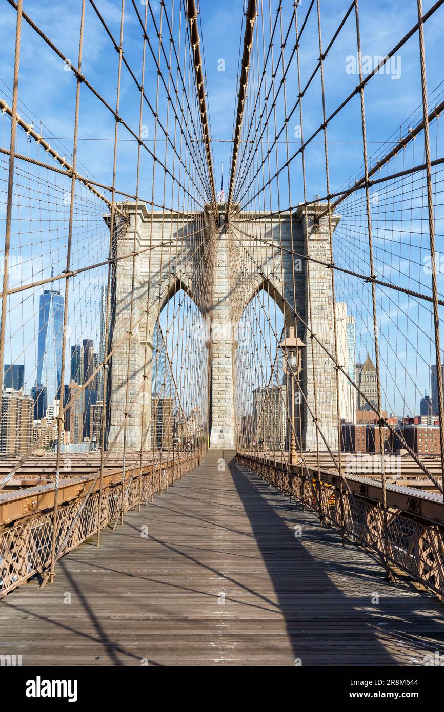 Ponte di Brooklyn a New York City skyline di Manhattan con il World Trade Center grattacielo formato ritratto in viaggio negli Stati Uniti Foto Stock