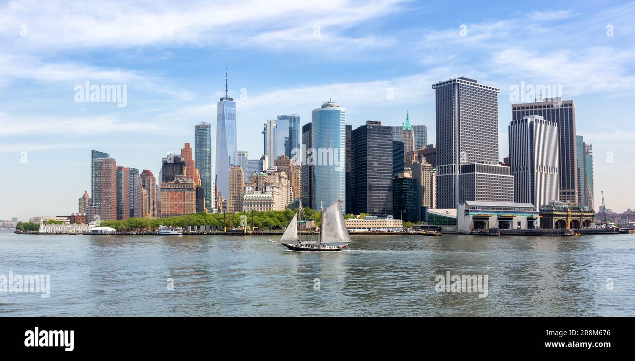 Skyline di New York City a Manhattan con il grattacielo del World Trade Center e il panorama delle navi a vela che viaggiano negli Stati Uniti Foto Stock