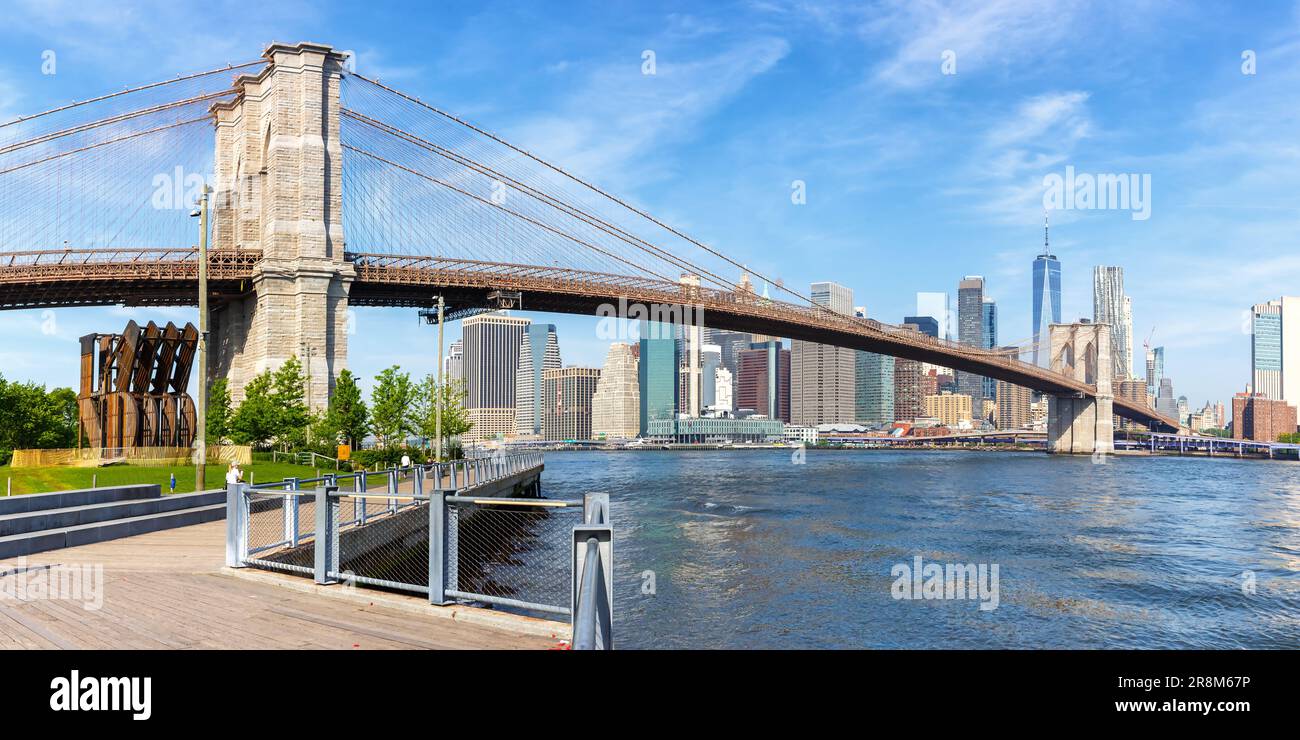 Skyline di New York City a Manhattan con il Ponte di Brooklyn e il panorama del grattacielo del World Trade Center che viaggiano negli Stati Uniti Foto Stock