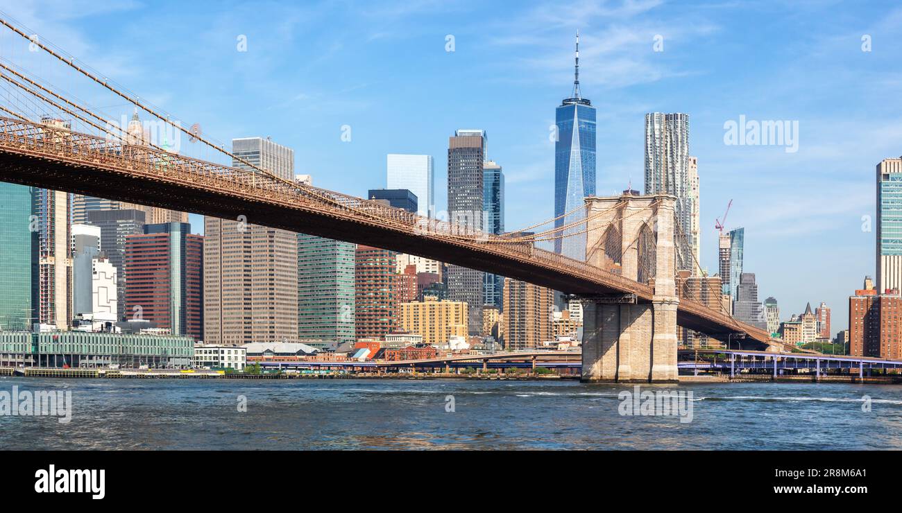 New York City skyline di Manhattan con il Ponte di Brooklyn e il grattacielo del World Trade Center che si gode di un panorama mozzafiato negli Stati Uniti Foto Stock