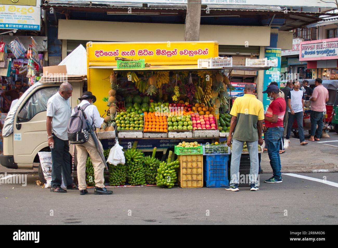 Frutta e verdura in vendita da un negozio mobile a Kandy, nel centro dello Sri Lanka. Foto Stock