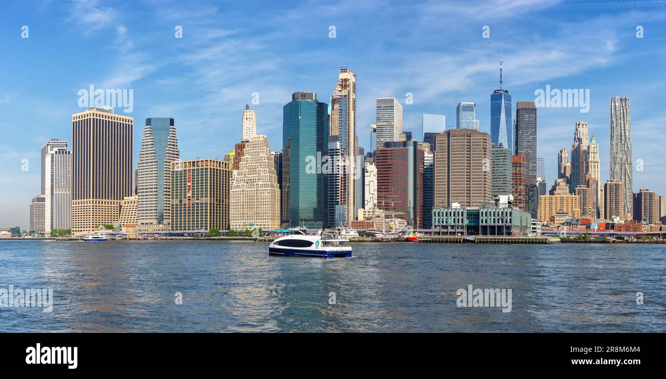 Skyline di New York City a Manhattan con il grattacielo del World Trade Center e il panorama dei traghetti che viaggiano negli Stati Uniti Foto Stock