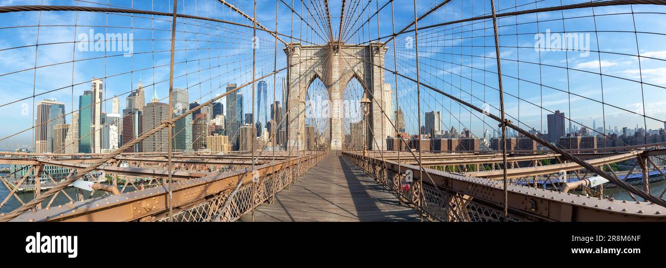 Ponte di Brooklyn nello skyline di New York City a Manhattan con panorama del grattacielo del World Trade Center che viaggia negli Stati Uniti Foto Stock