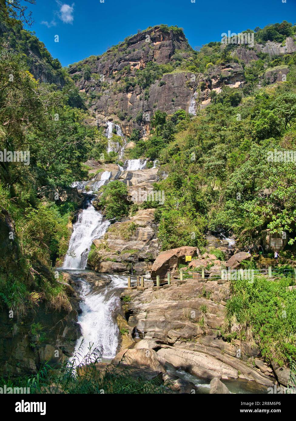 Le cascate Ravana vicino a Ella, nel centro dello Sri Lanka, una popolare attrazione turistica. Attualmente si classifica come una delle più ampie cadute del paese. Foto Stock