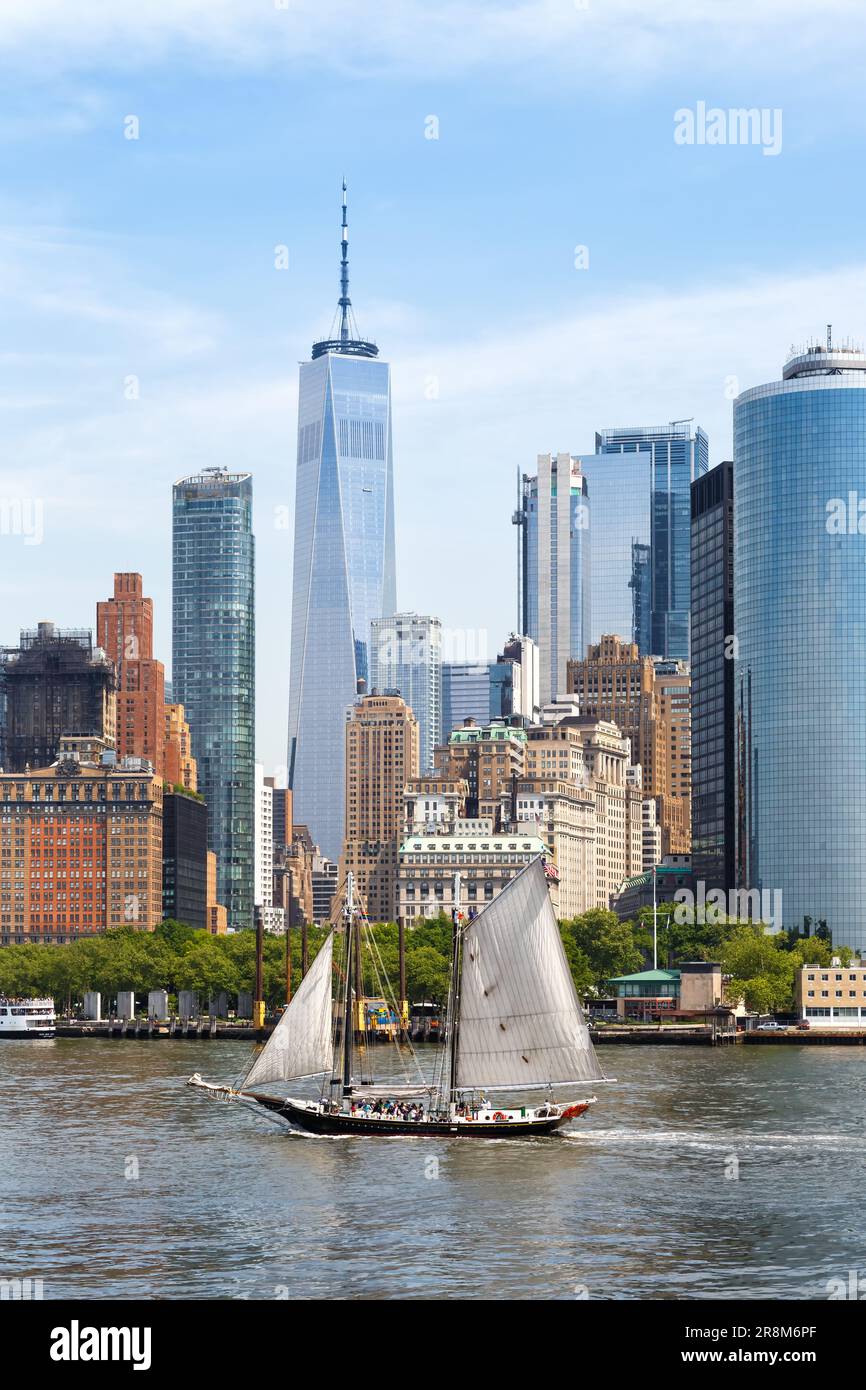 New York City skyline di Manhattan con World Trade Center grattacielo e barca a vela formato ritratto in viaggio negli Stati Uniti Foto Stock