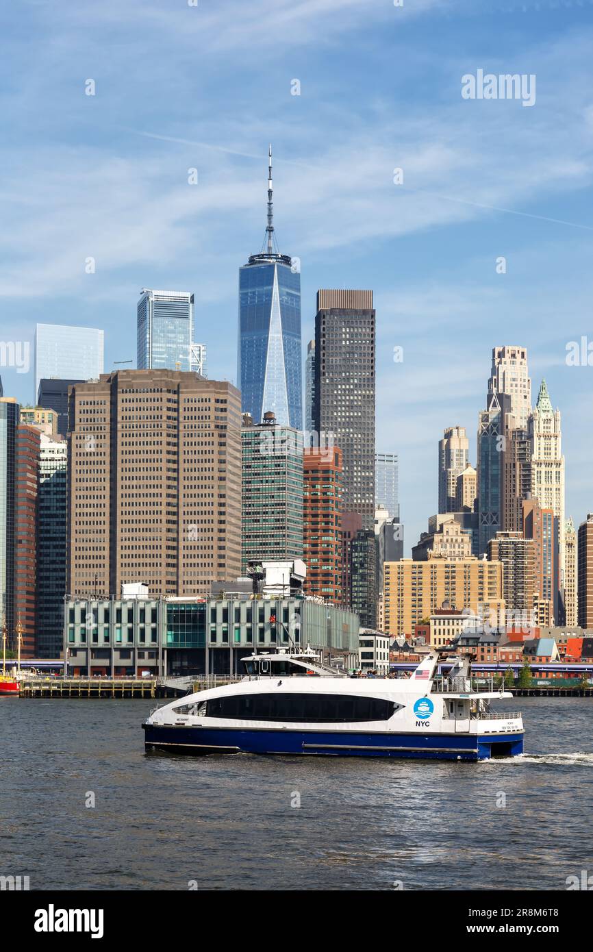 New York City skyline di Manhattan con il grattacielo del World Trade Center e il formato del traghetto che viaggia negli Stati Uniti Foto Stock