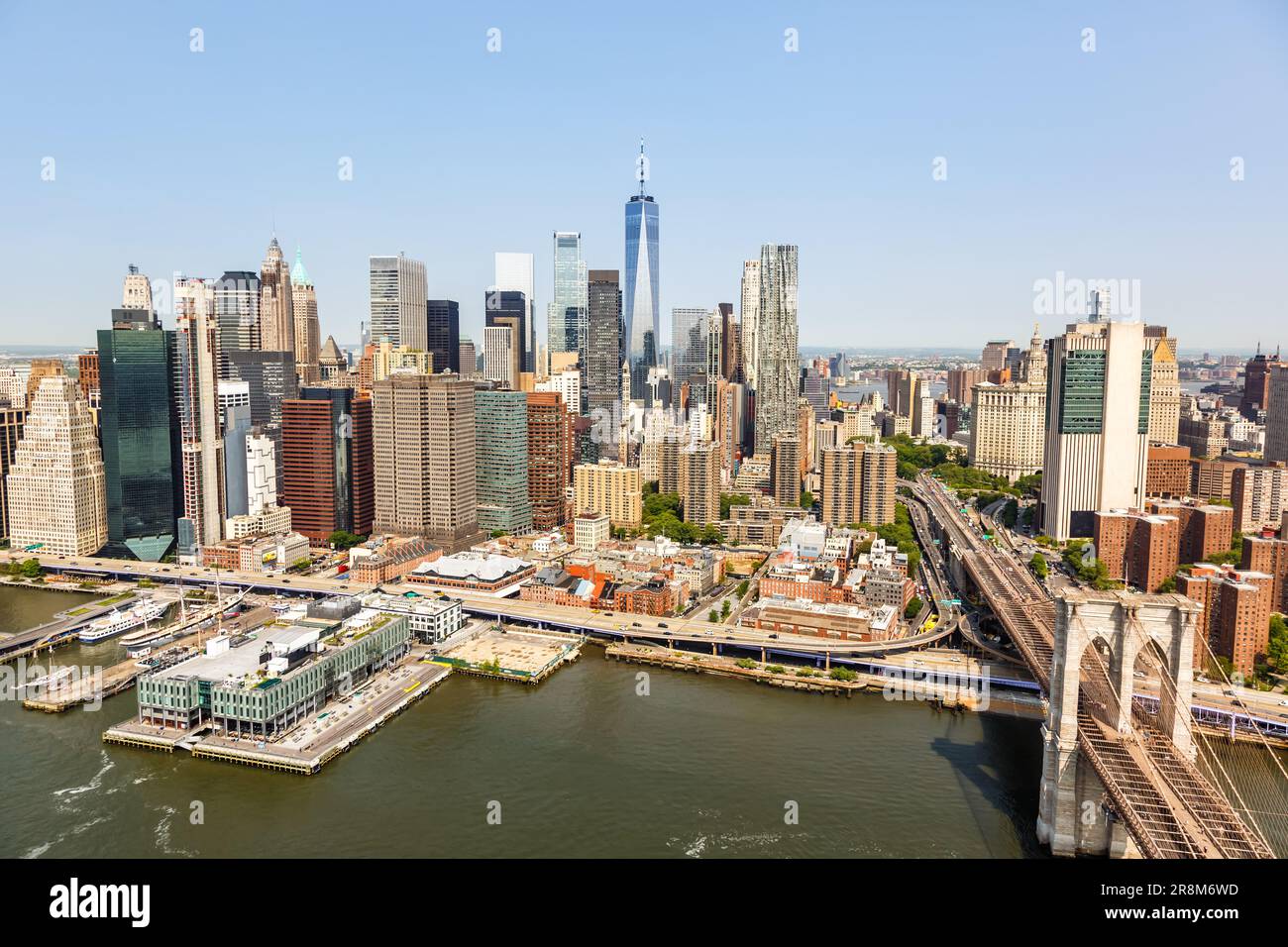 Foto aerea dello skyline di New York City di Manhattan con il grattacielo del World Trade Center e il Ponte di Brooklyn negli Stati Uniti Foto Stock