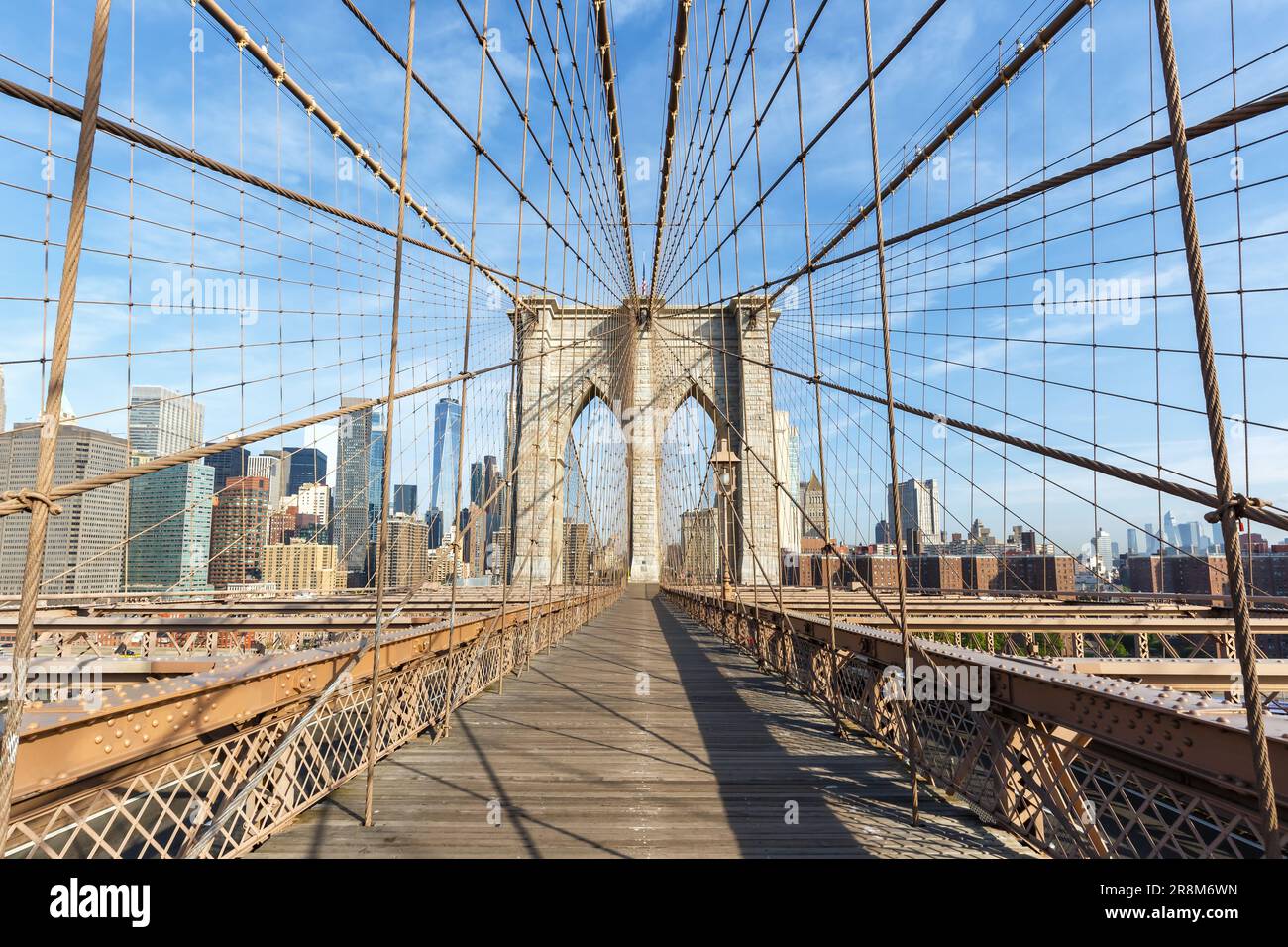 Ponte di Brooklyn nello skyline di New York City a Manhattan con il grattacielo del World Trade Center che viaggia negli Stati Uniti Foto Stock