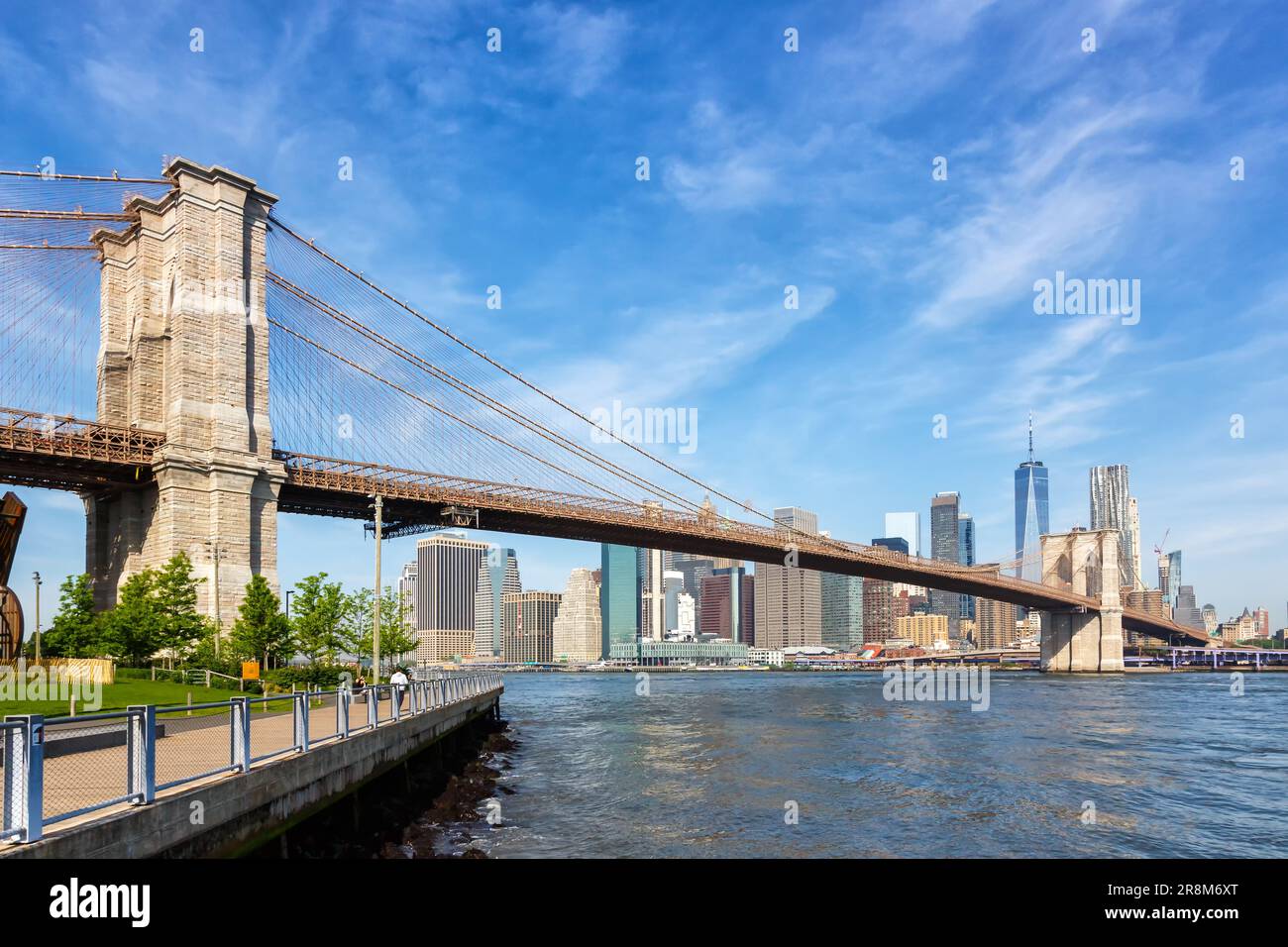 Ponte di Brooklyn nello skyline di New York City a Manhattan con il grattacielo del World Trade Center che viaggia negli Stati Uniti Foto Stock