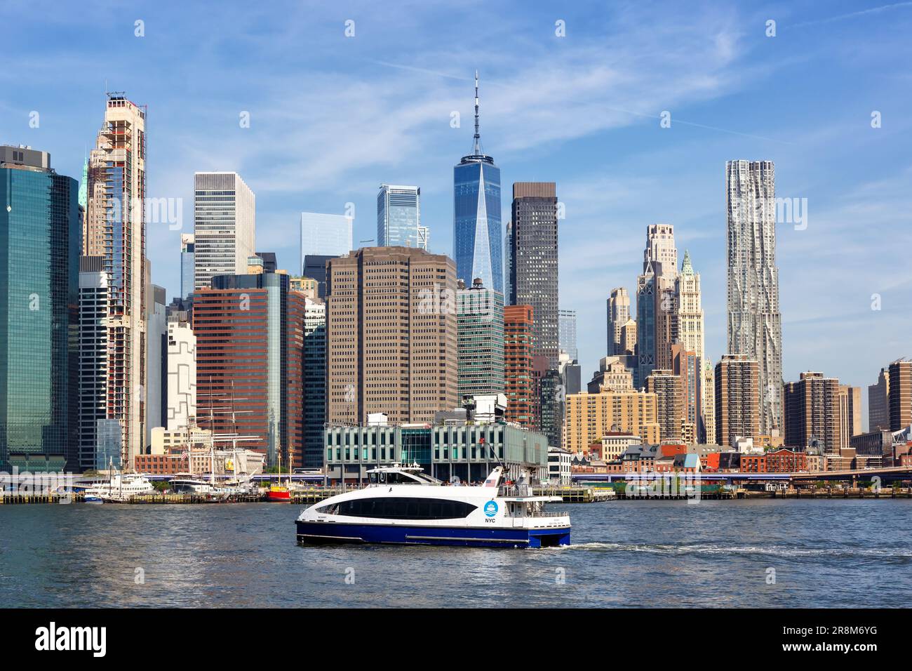 New York City skyline di Manhattan con il grattacielo del World Trade Center e il traghetto che viaggiano negli Stati Uniti Foto Stock