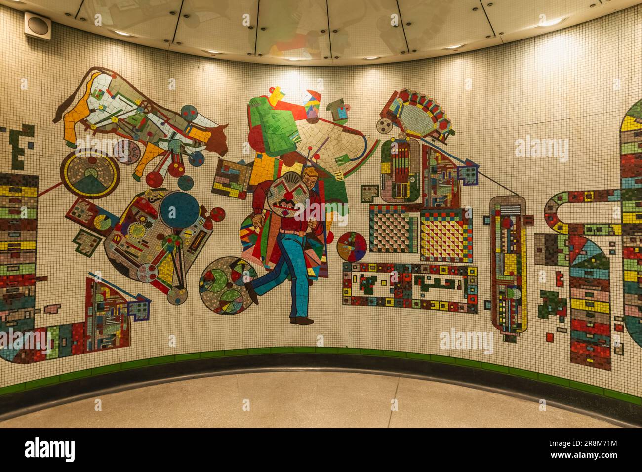 Inghilterra, Londra, metropolitana di Londra, stazione della metropolitana di Tottenham Court Road, opere d'arte dei mosaici di vetro di Eduardo Paolozzi Foto Stock