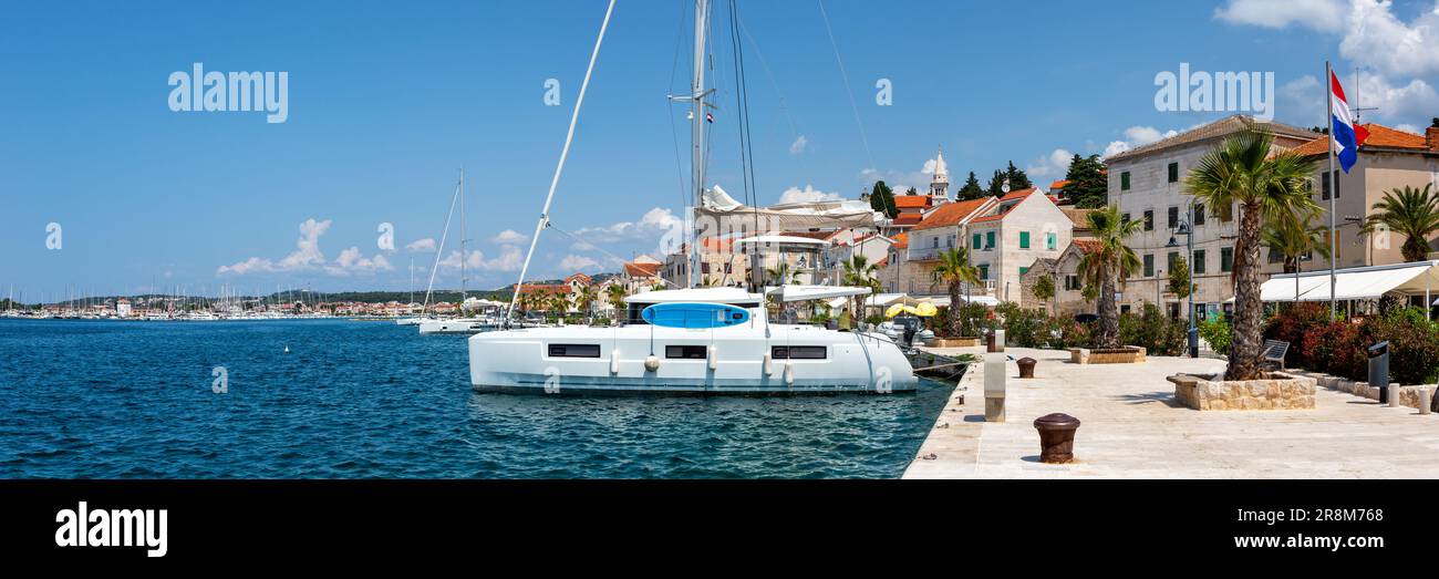 Rogoznica lungomare e porto turistico al Mar Mediterraneo panorama vacanze in viaggio in Croazia Foto Stock