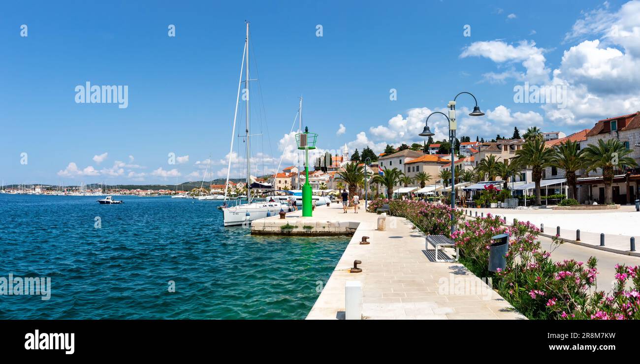 Rogoznica lungomare e porto turistico al Mar Mediterraneo viaggio panorama vacanza in Croazia Foto Stock