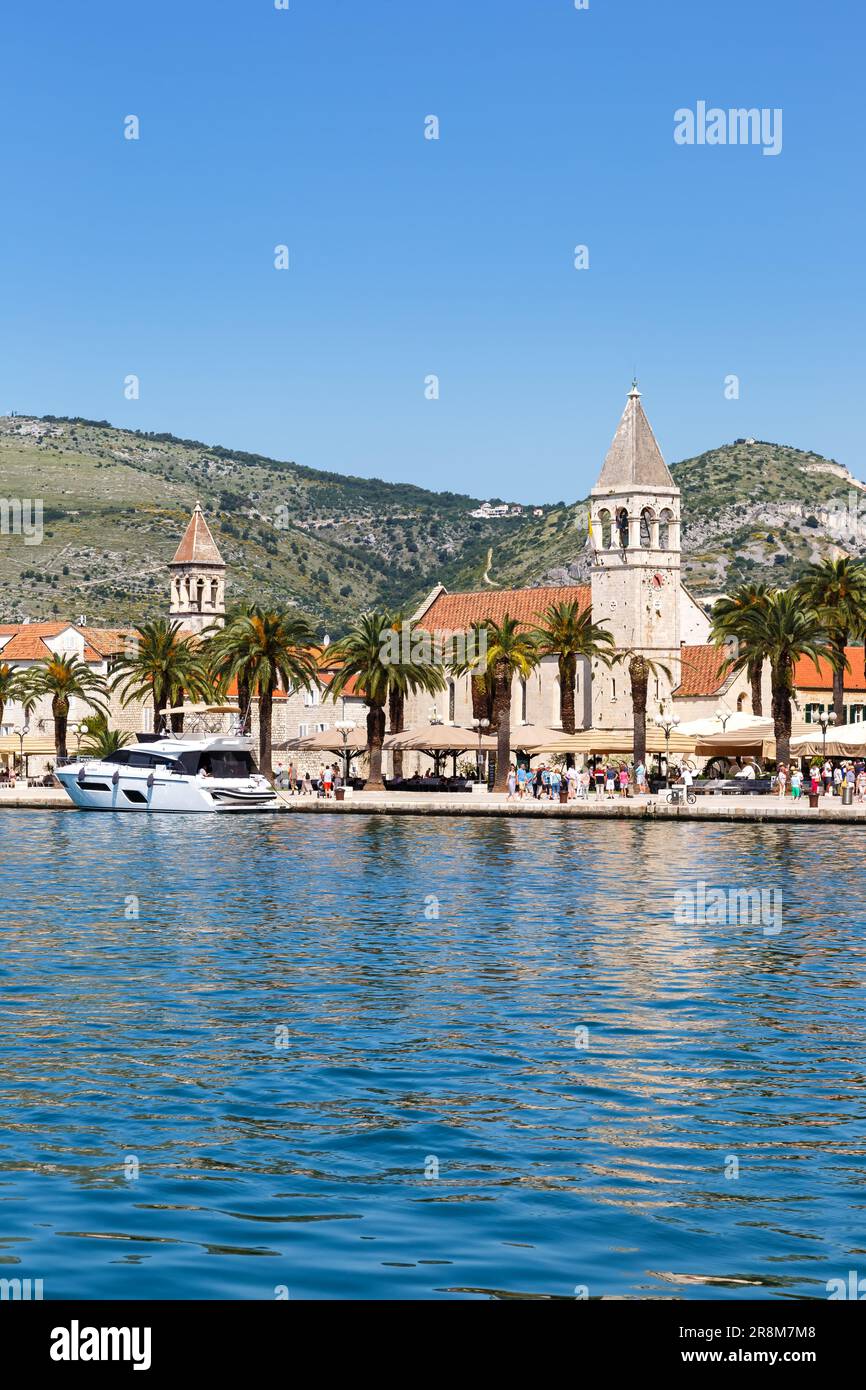 Vista della città vecchia di Trogir al Mar Mediterraneo vacanza ritratto formato viaggiare in Croazia Foto Stock