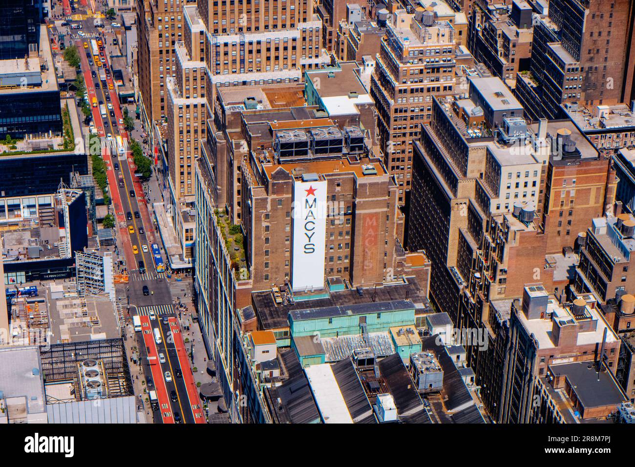 New York City, USA - 16 maggio 2023: Vista aerea di West 34th Street a Midtown Manhattan, New York City, come visto dall'Empire States Building, Highl Foto Stock