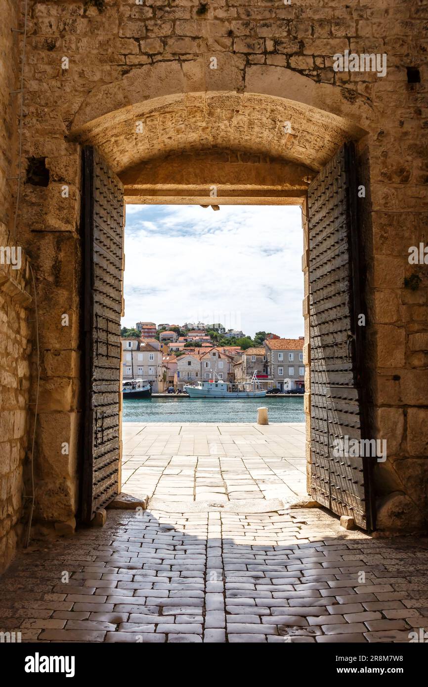 Porta di città vecchia città di Trogir juzna gradska vrata vacanza ritratto formato viaggiare in Croazia Foto Stock