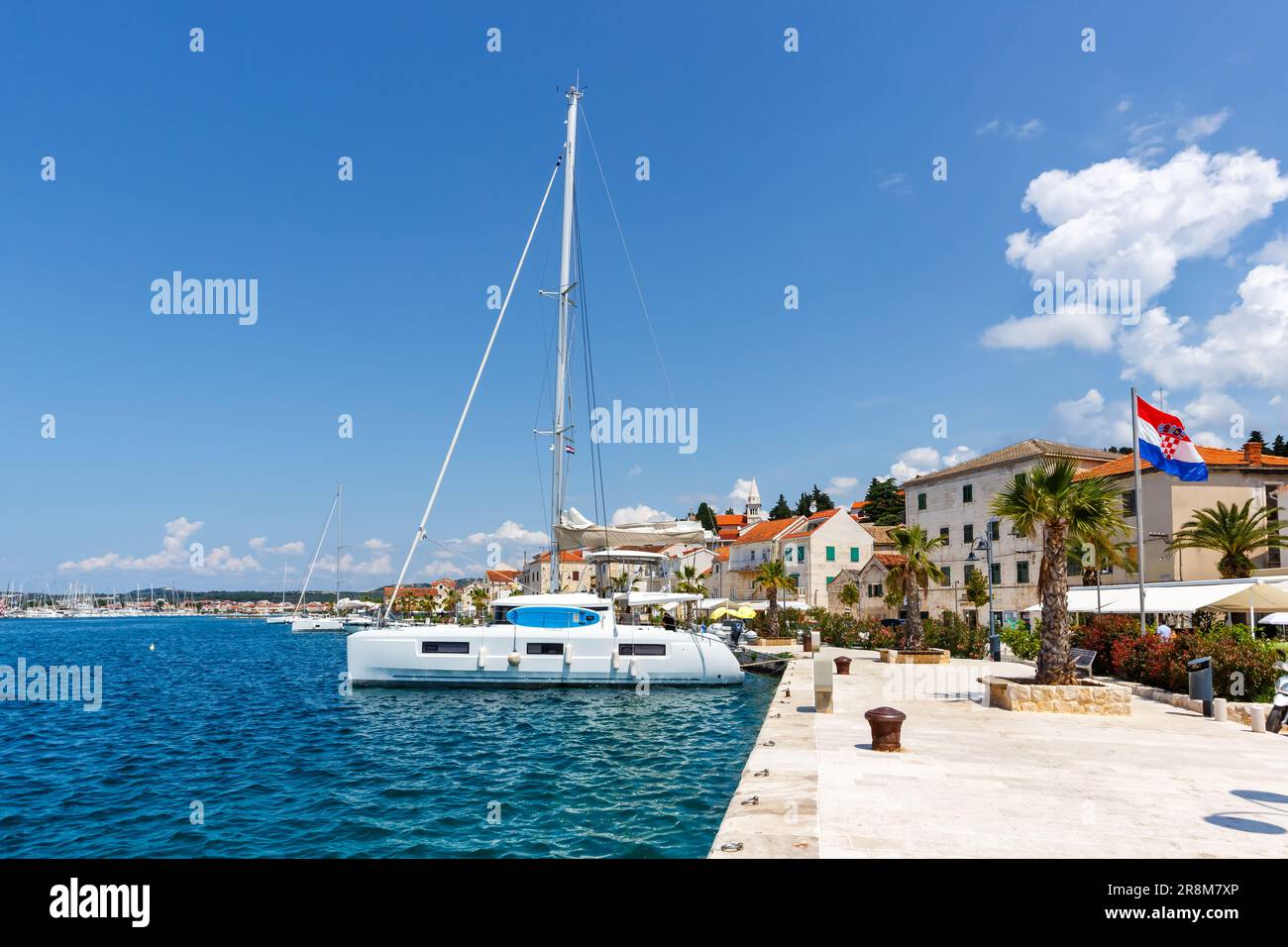 Rogoznica lungomare e porto turistico al Mar Mediterraneo vacanza in Croazia Foto Stock