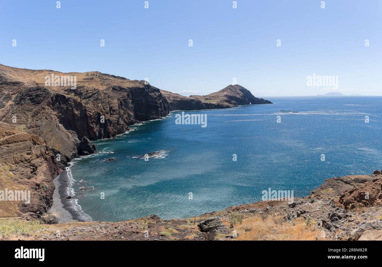 Isola di Madeira Portogallo - 04 19 2023: Incredibile vista panoramica sulle enormi scogliere naturali sopra l'oceano, St São de la Poula, ON Foto Stock