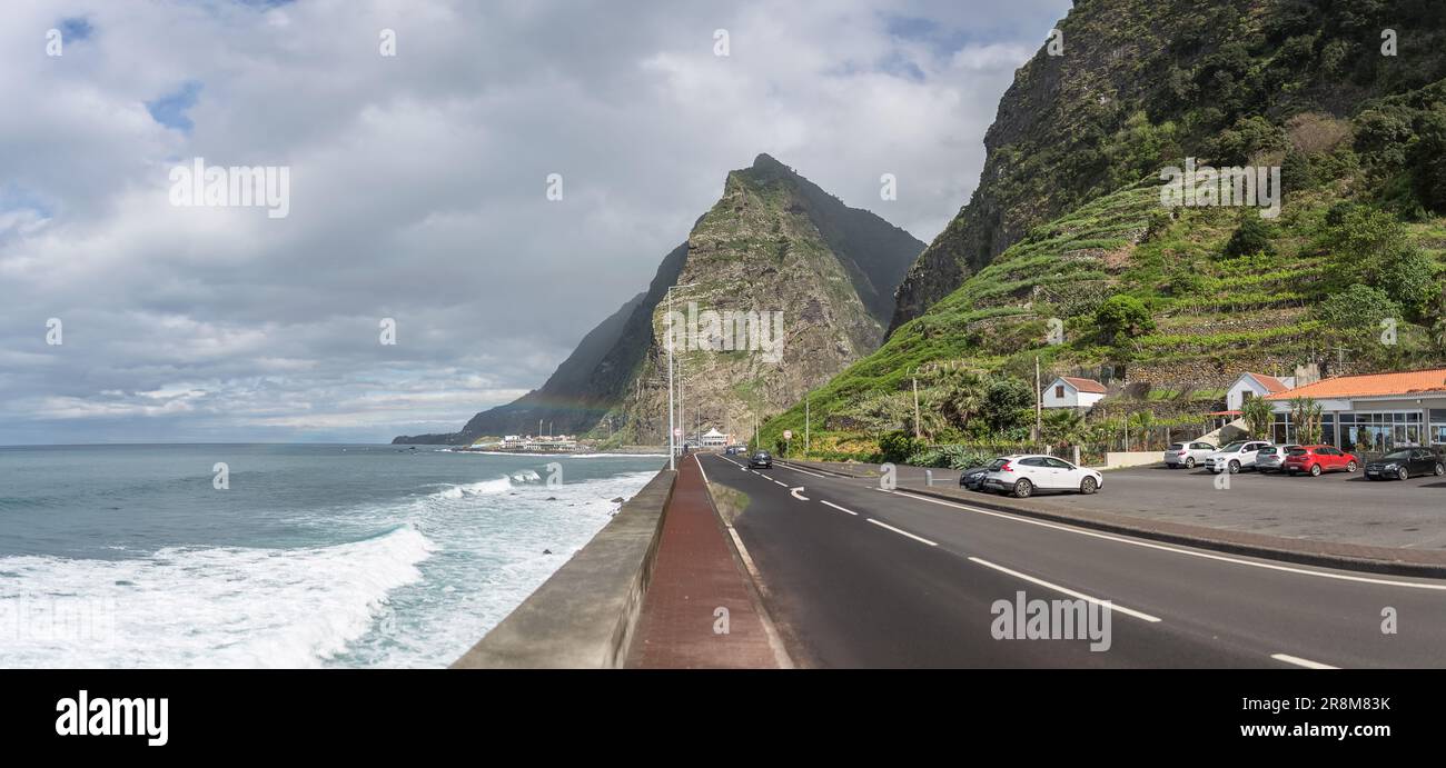 Isola di Madeira Portogallo - 04 21 2023: Vista panoramica del villaggio di São Vicente, un piccolo villaggio turistico costiero, viale principale di fronte al mare e tipica t Foto Stock