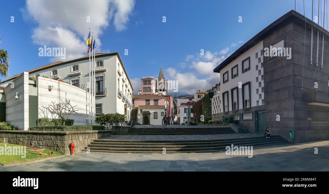 Isola di Madeira Portogallo - 04 19 2023: Vista panoramica sulla piazza del Parlamento Madeira nel centro di Funchal, architettura e stile di vita della città, su M. Foto Stock