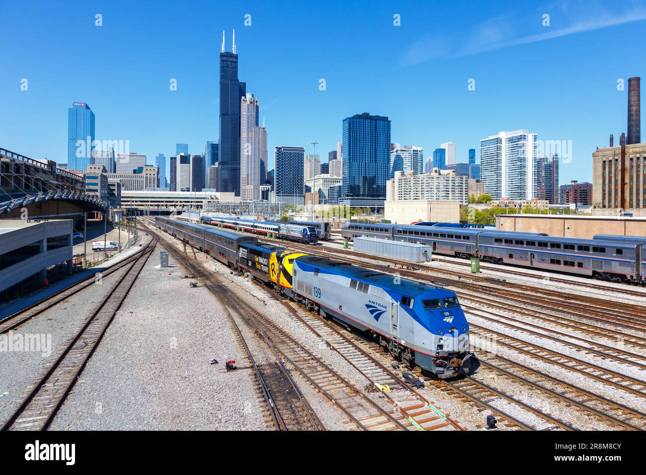Chicago, Stati Uniti - 3 maggio 2023: Skyline con un treno Amtrak vicino a Union Station a Chicago, Stati Uniti. Foto Stock