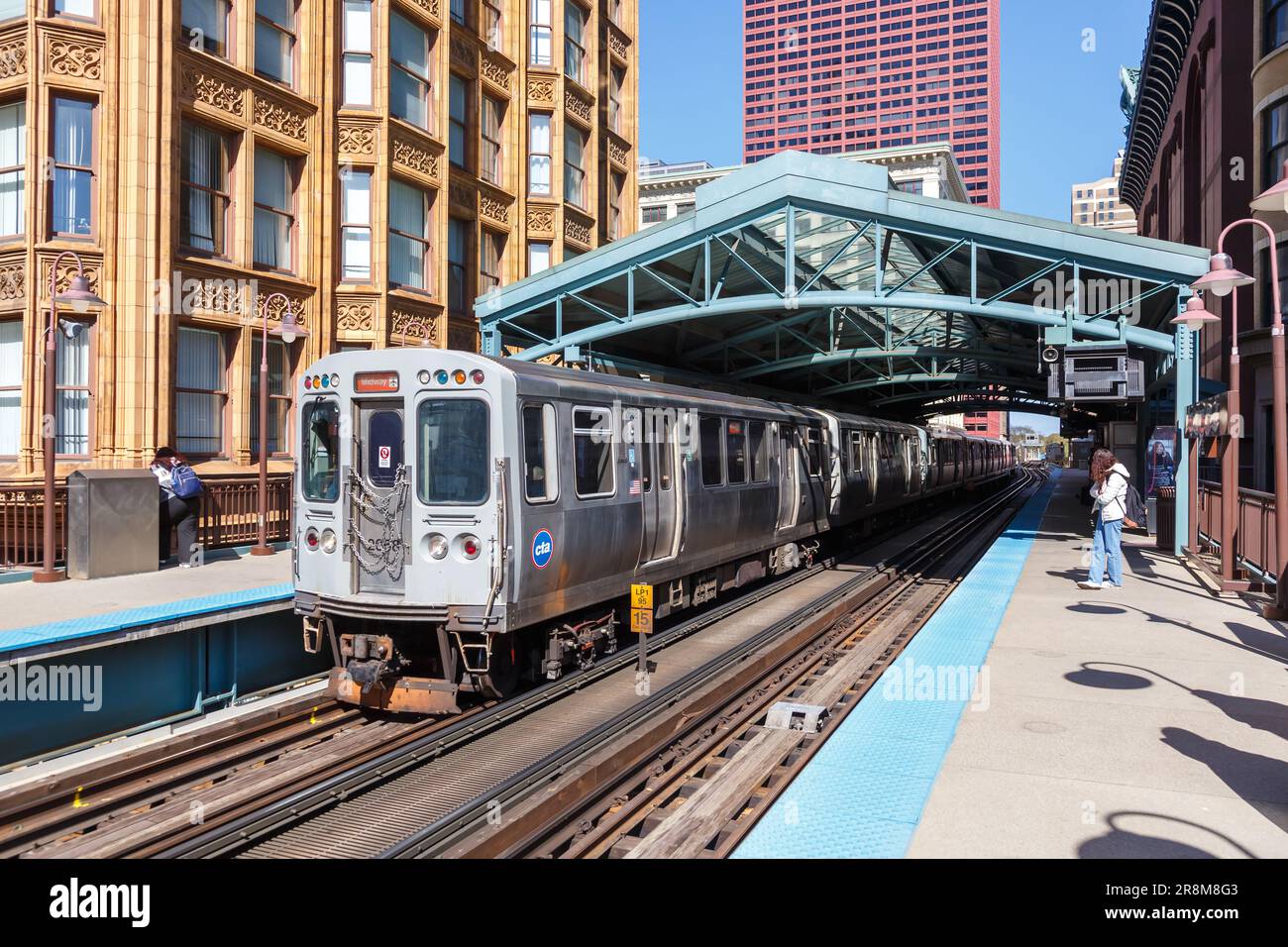 Chicago, Stati Uniti - 2 maggio 2023: Chicago 'L' Elevated Metro treno rapido di transito ferroviario trasporto pubblico alla stazione Library di Chicago, Stati Uniti Foto Stock
