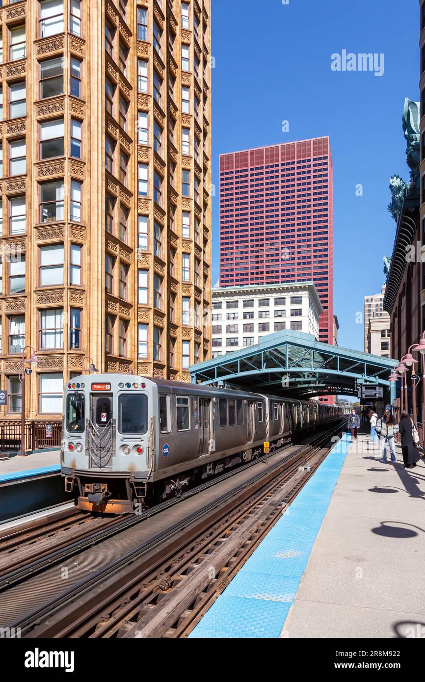 Chicago, Stati Uniti - 2 maggio 2023: Chicago 'L' Elevated Metro treno rapido di transito ferroviario trasporto pubblico alla stazione della biblioteca formato ritratto in Chica Foto Stock