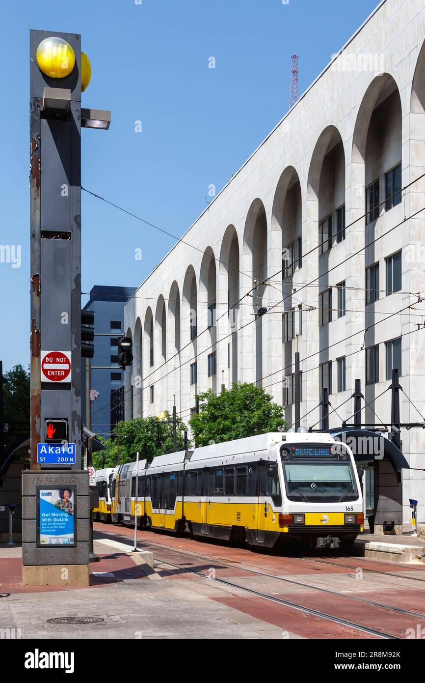 Dallas, Stati Uniti - 5 maggio 2023: Dallas DART Light Rail trasporto pubblico alla stazione Akard formato ritratto a Dallas, Stati Uniti. Foto Stock