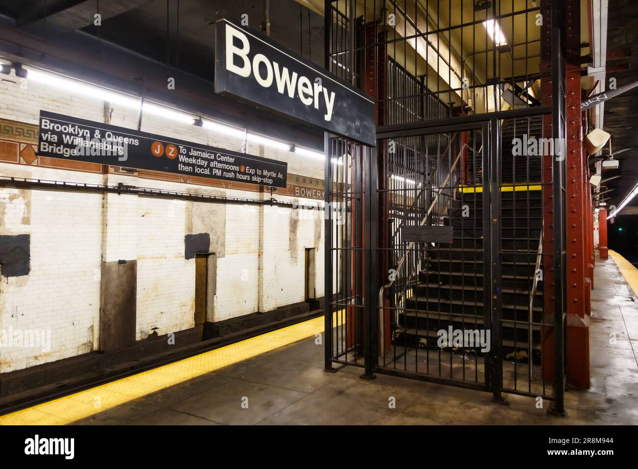 New York City, Stati Uniti - 30 aprile 2023: Metropolitana di New York City, stazione della metropolitana Bowery sulla linea J a New York, Stati Uniti. Foto Stock