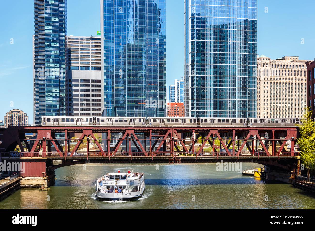 Chicago, Stati Uniti - 3 maggio 2023: Chicago 'L' Elevated Metro treno rapido di transito ferroviario trasporto pubblico su un ponte a Chicago, Stati Uniti. Foto Stock