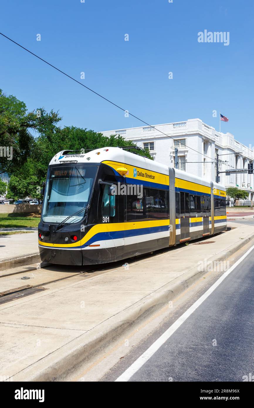 Dallas, Stati Uniti - 5 maggio 2023: Tram Dallas Streetcar trasporto pubblico alla Union Station formato ritratto a Dallas, Stati Uniti. Foto Stock