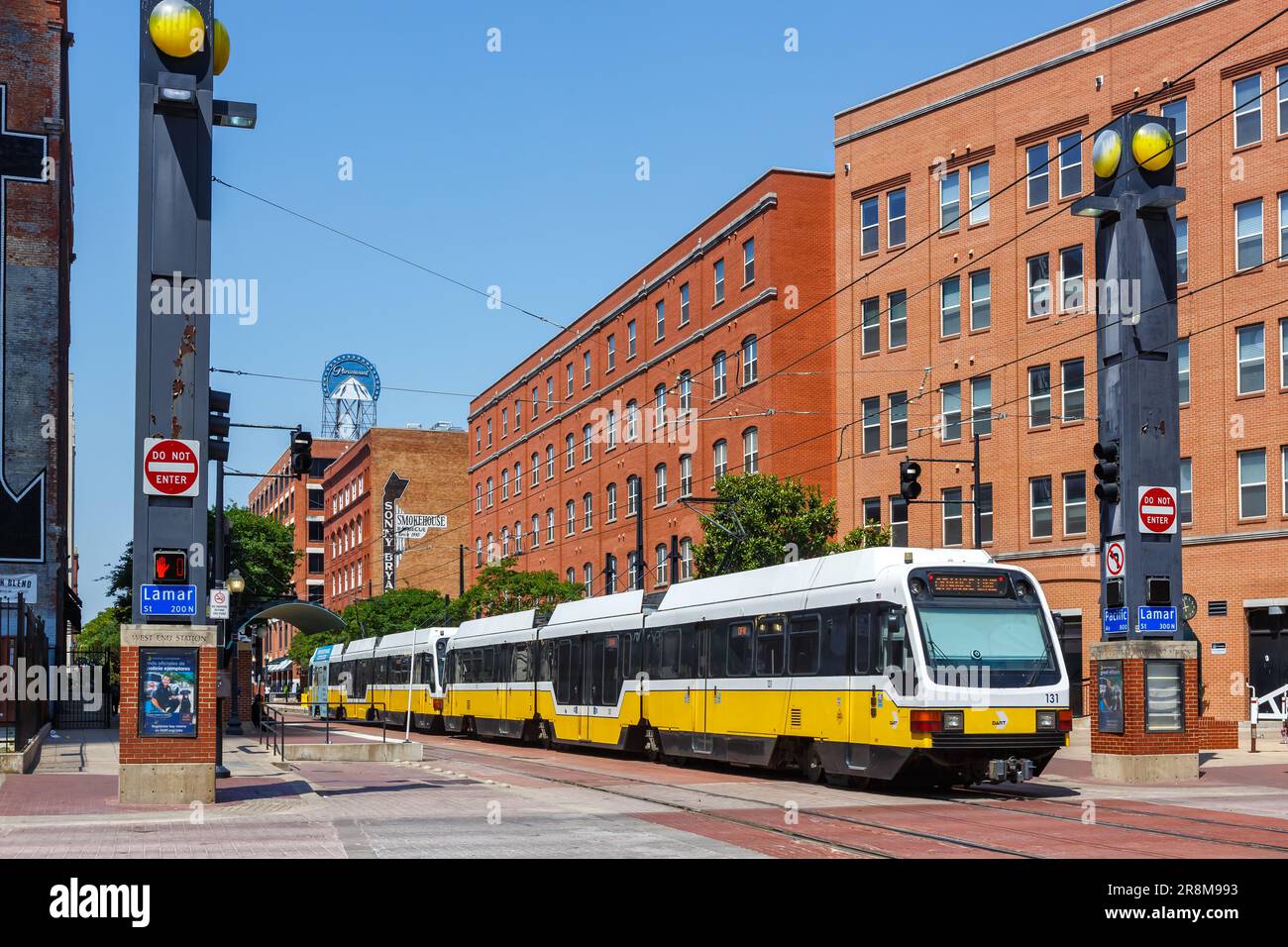Dallas, Stati Uniti - 5 maggio 2023: Trasporto pubblico della linea DART Light Rail di Dallas alla stazione West End di Dallas, Stati Uniti. Foto Stock
