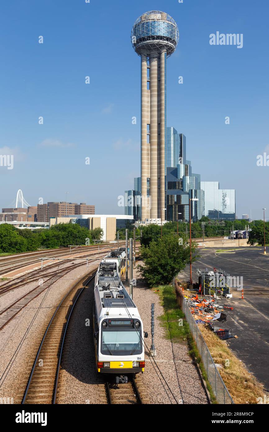 Dallas, Stati Uniti - 5 maggio 2023: Dallas DART Light Rail trasporto pubblico vicino Union Station formato ritratto a Dallas, Stati Uniti. Foto Stock