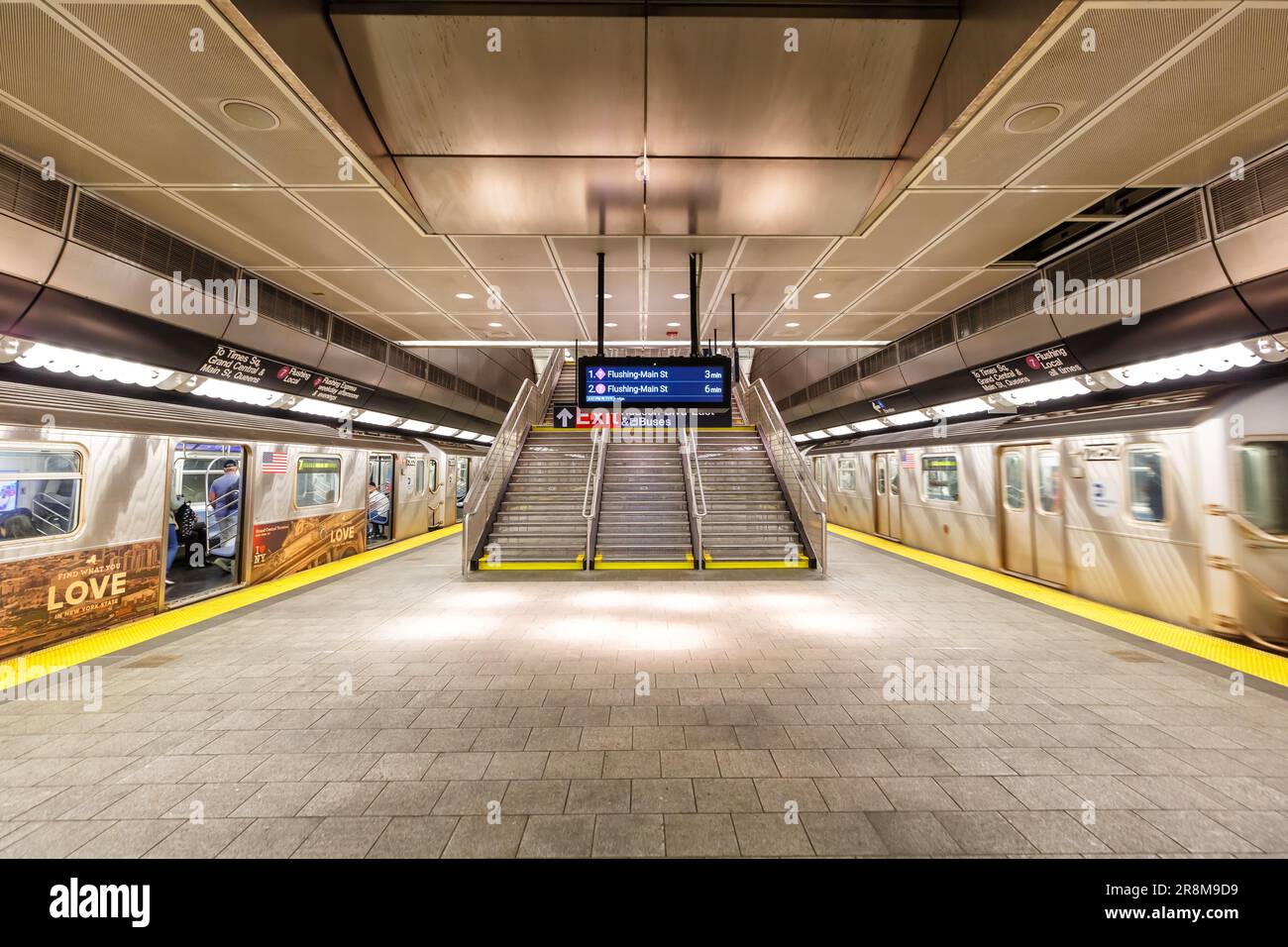 New York City, Stati Uniti - 10 maggio 2023: Metropolitana di New York City, stazione della metropolitana 34 Street Hudson Yards sulla linea 7 a New York, Stati Uniti Foto Stock
