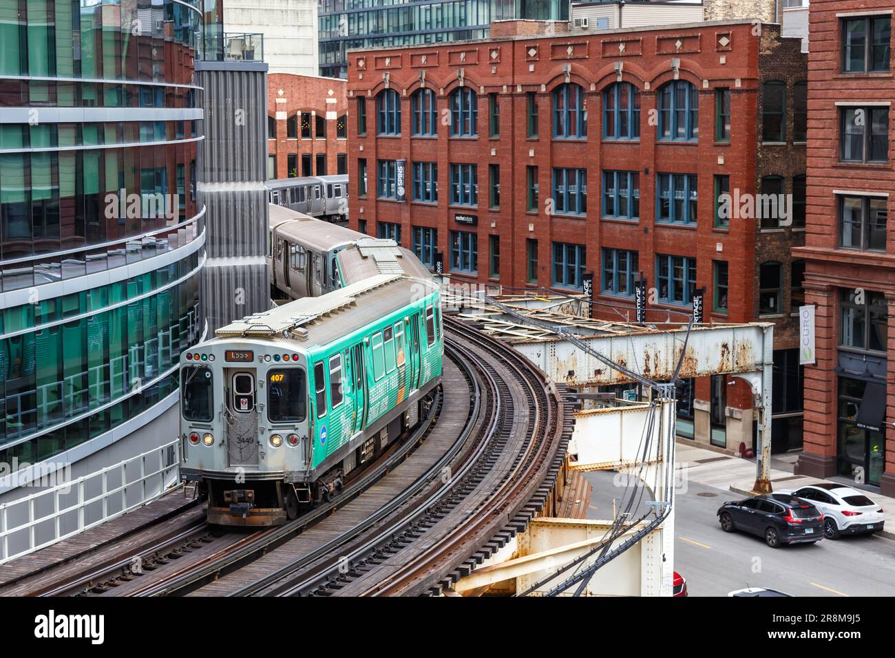 Chicago, Stati Uniti - 2 maggio 2023: Chicago 'L' Elevated Metro trasporto ferroviario rapido trasporto pubblico a Chicago, Stati Uniti. Foto Stock