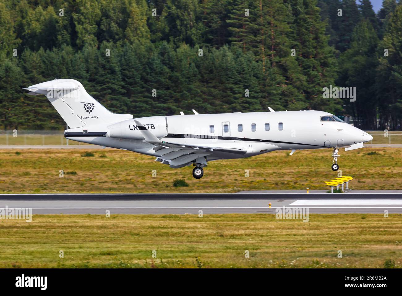 Oslo, Norvegia - 15 agosto 2022: Strawberry Sundt Air Bombardier Challenger 350 aereo all'aeroporto di Oslo (OSL) in Norvegia. Foto Stock