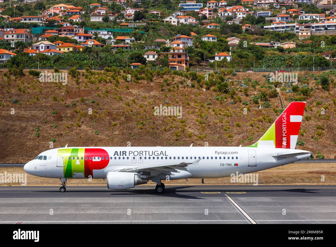 Madeira, Portogallo - 17 settembre 2022: AEREO TAP Air Portugal Airbus A320 all'aeroporto di Madeira (FNC) in Portogallo. Foto Stock