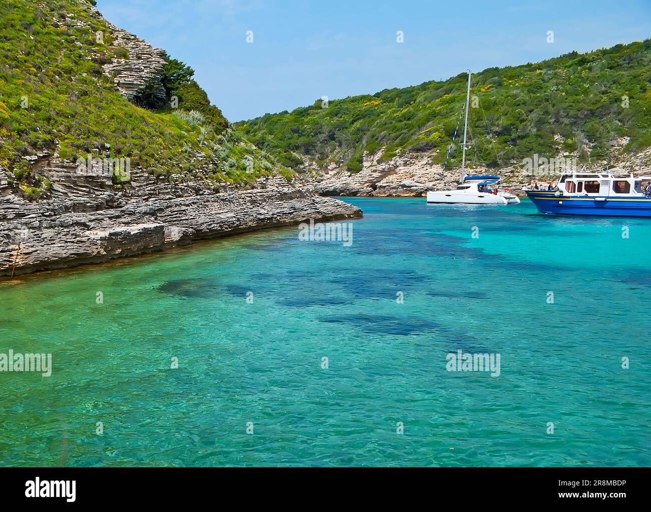 Il minuscolo porto di conchiglie della spiaggia di Arinella è una popolare destinazione turistica tra i visitatori di Bonifacio, Corsica, Francia Foto Stock
